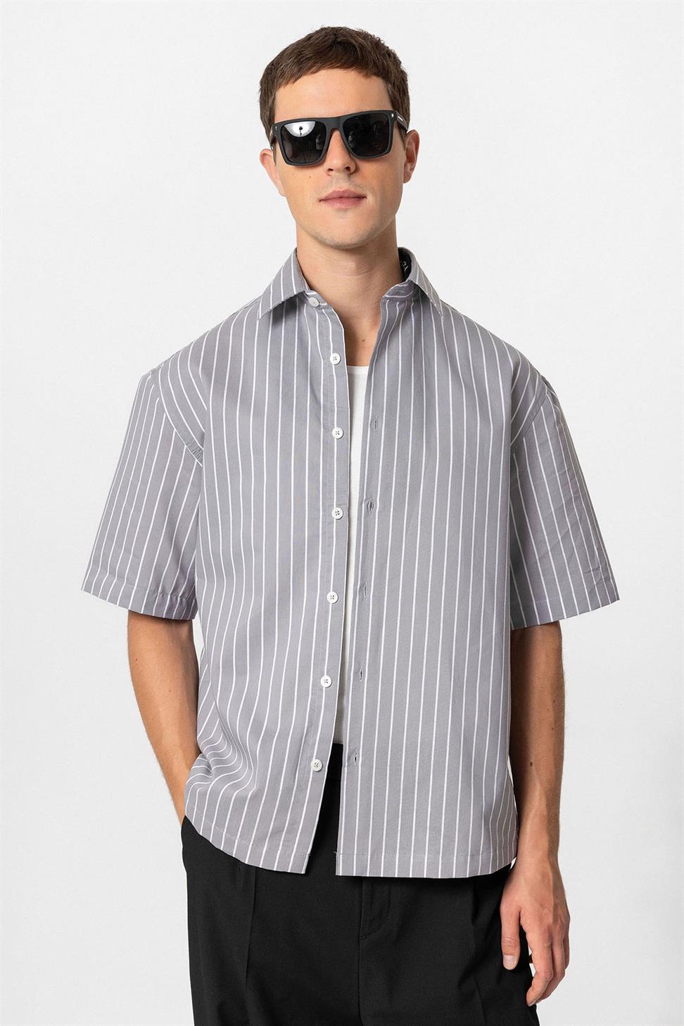قميص رجالي بأكمام قصيرة مخططة بأكمام قصيرة