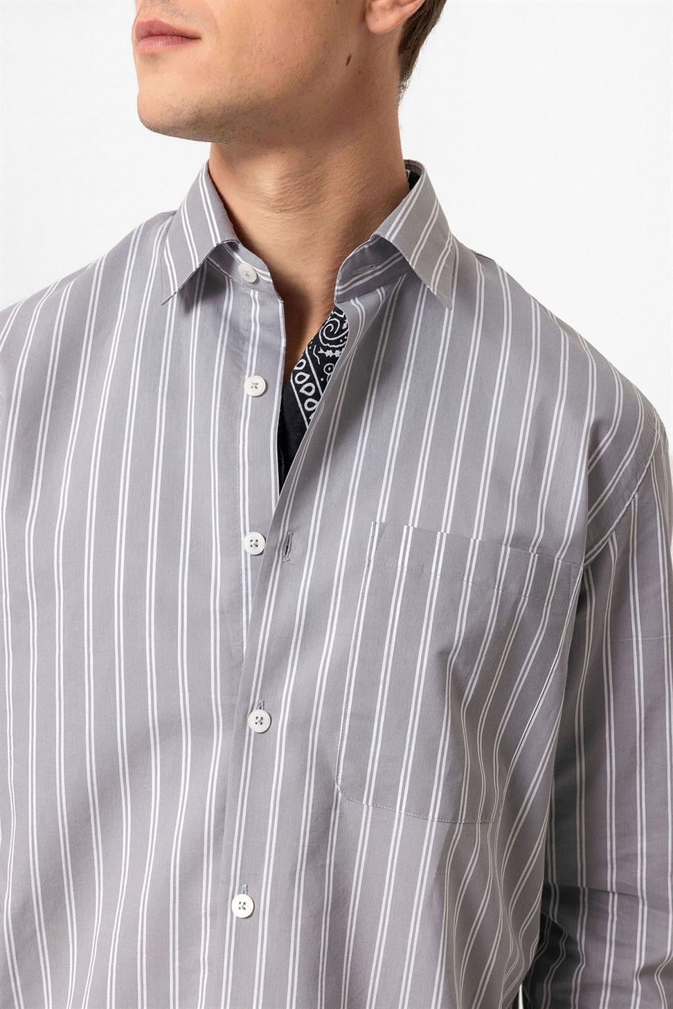 قميص رجالي بأكمام طويلة مخططة ذات أكمام طويلة عادية
