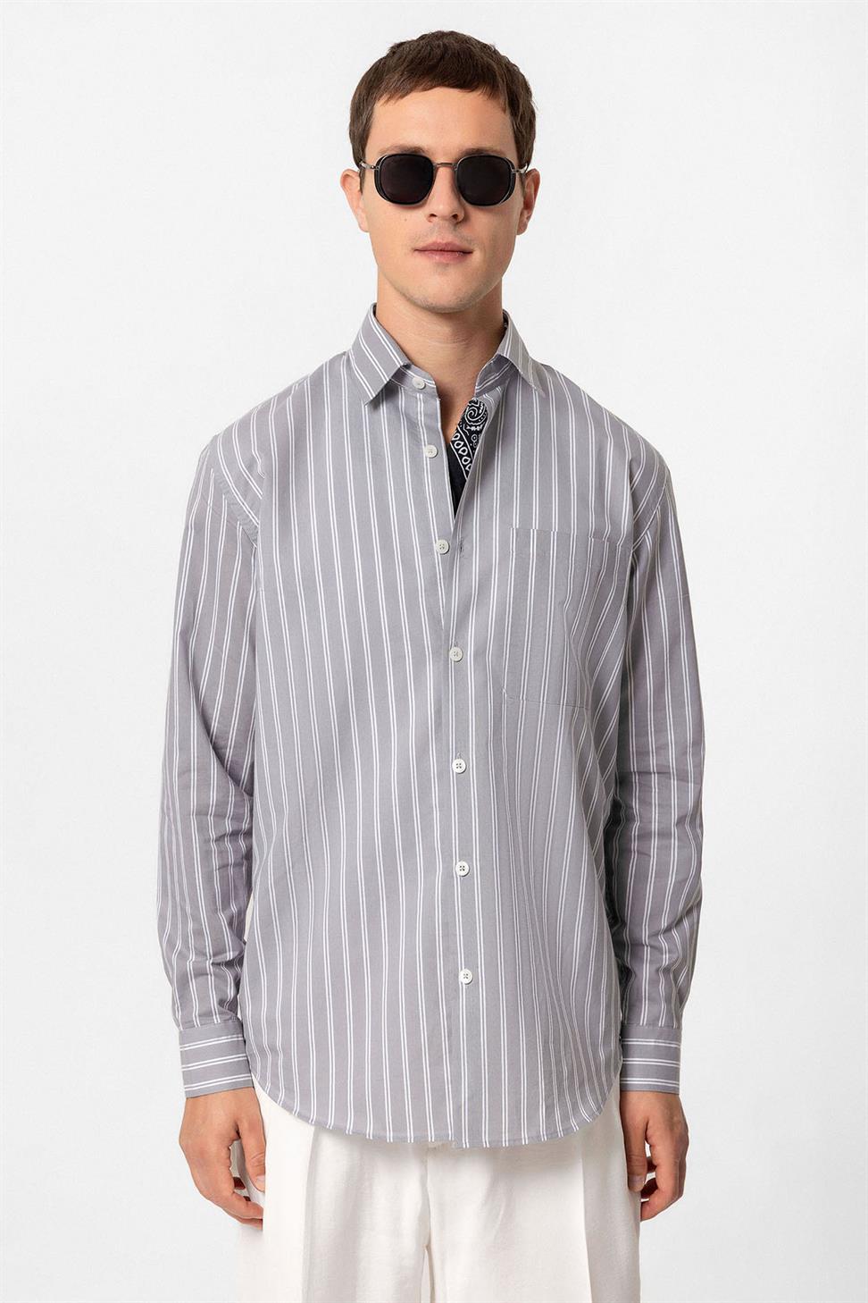 قميص رجالي بأكمام طويلة مخططة ذات أكمام طويلة عادية
