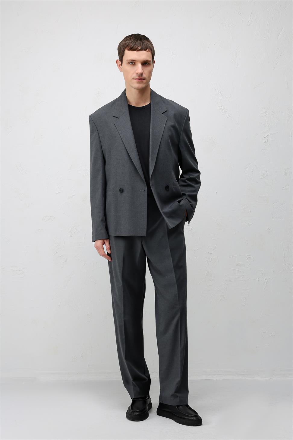 سترة بليزر رجالية بقصّة مريحة