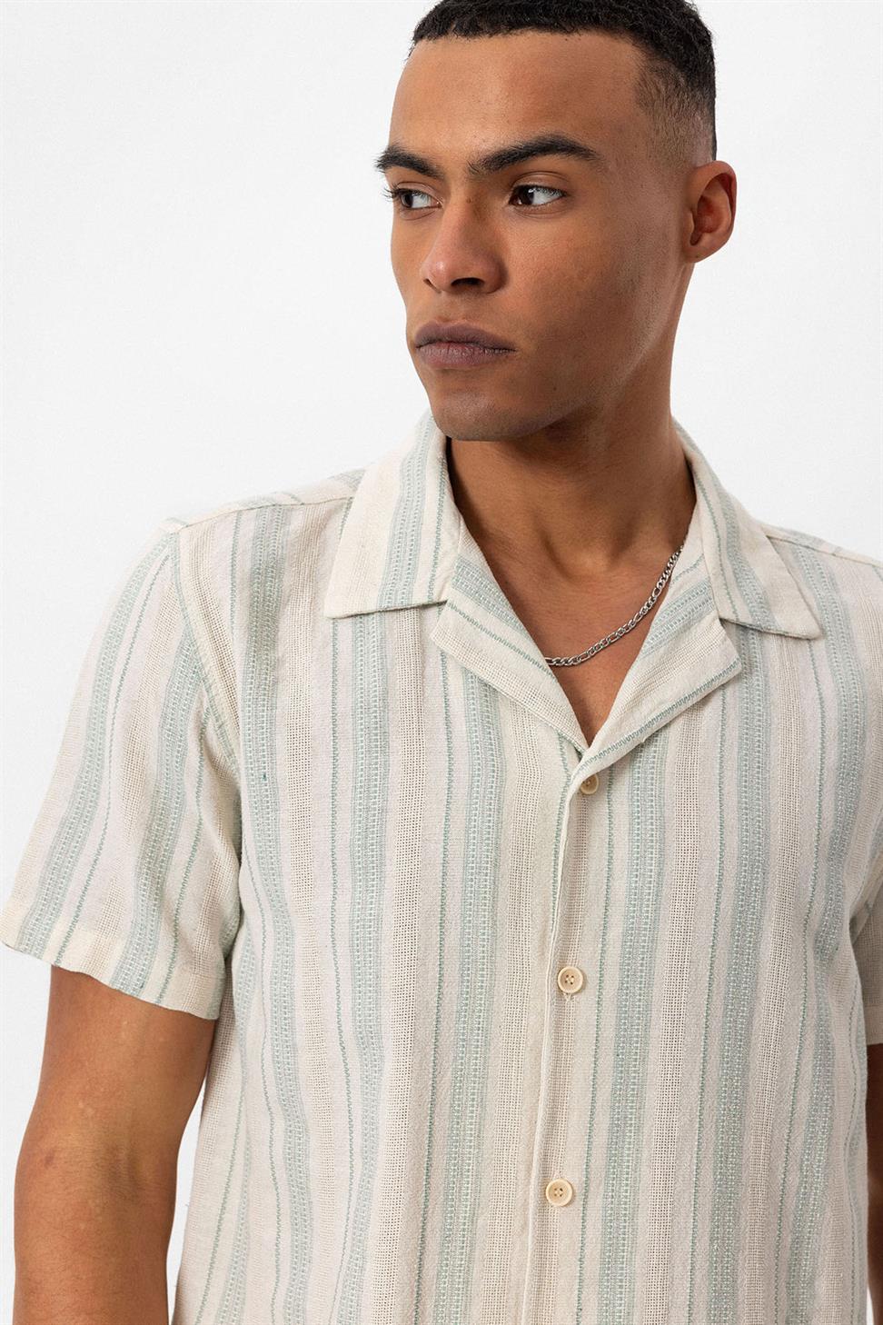 قميص رجالي مخطط بياقة Apaş وأكمام قصيرة