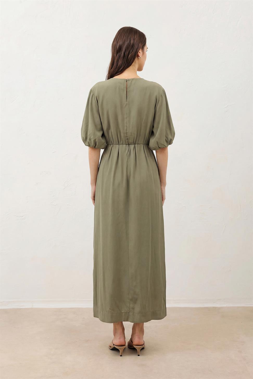 فستان نسائي بأكمام بالون بطول متوسط