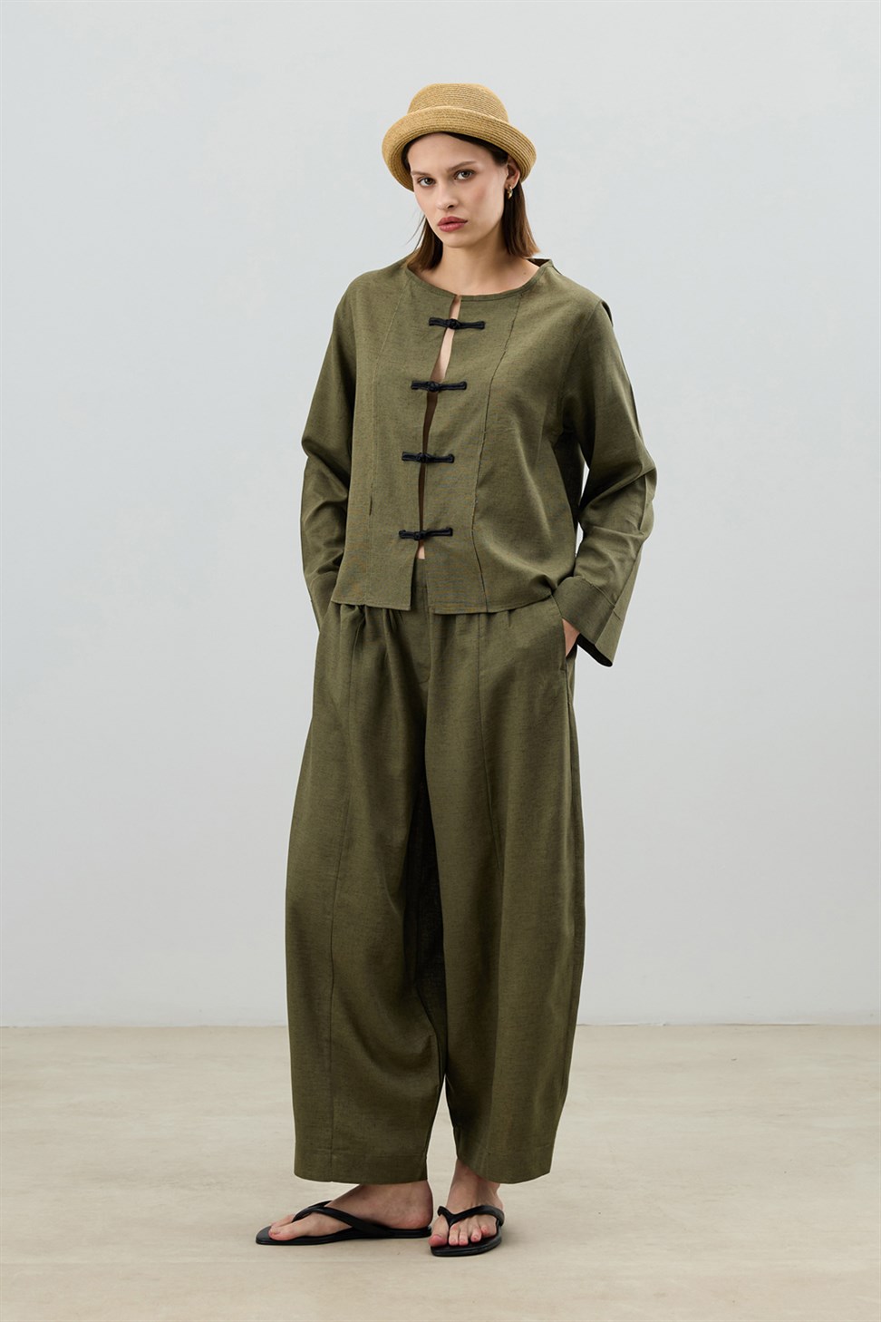 Antioch Haki Keten Karışımlı Süslü Düğme Kadın Takım