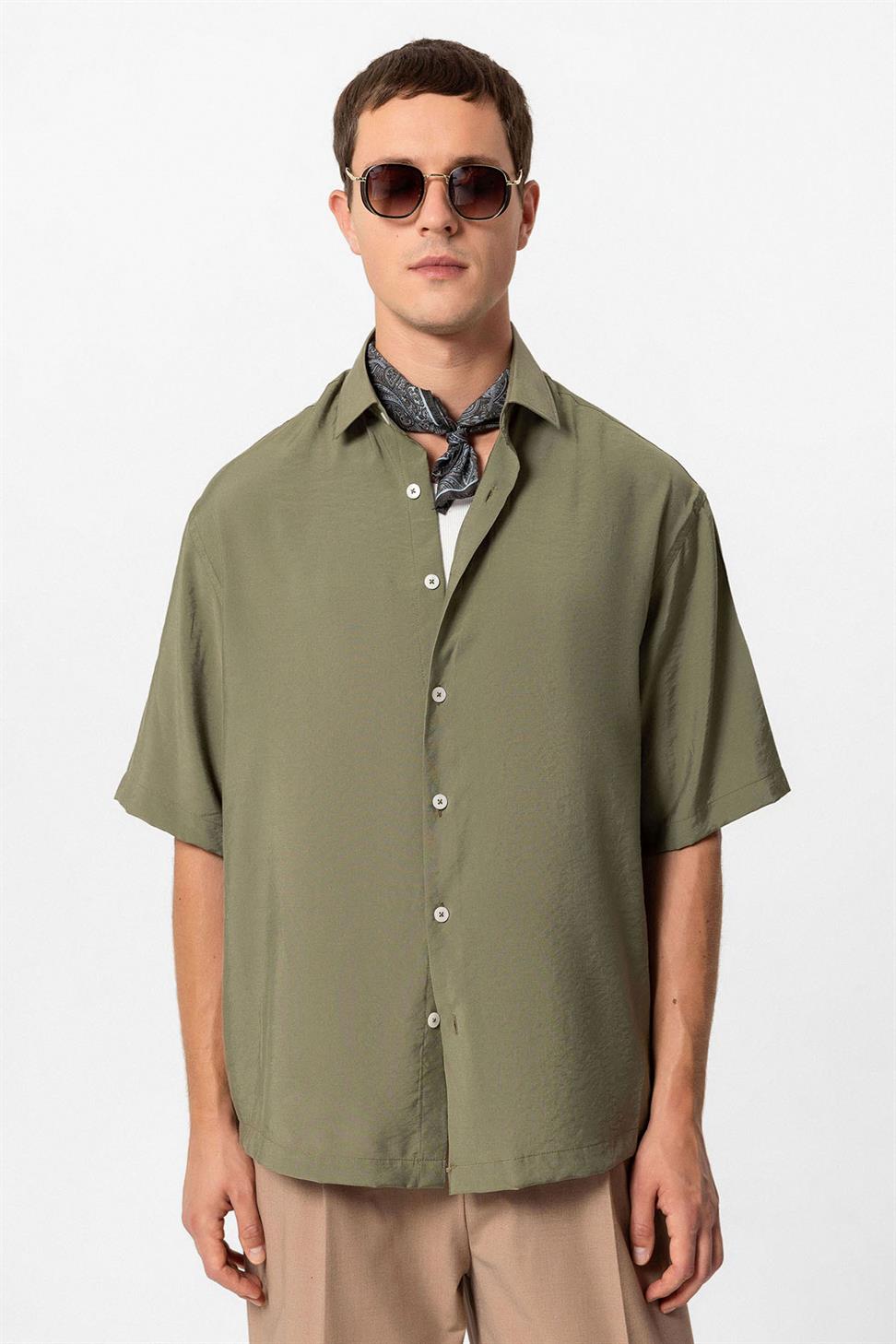 قميص رجالي بأكمام قصيرة مكشوف الأكمام