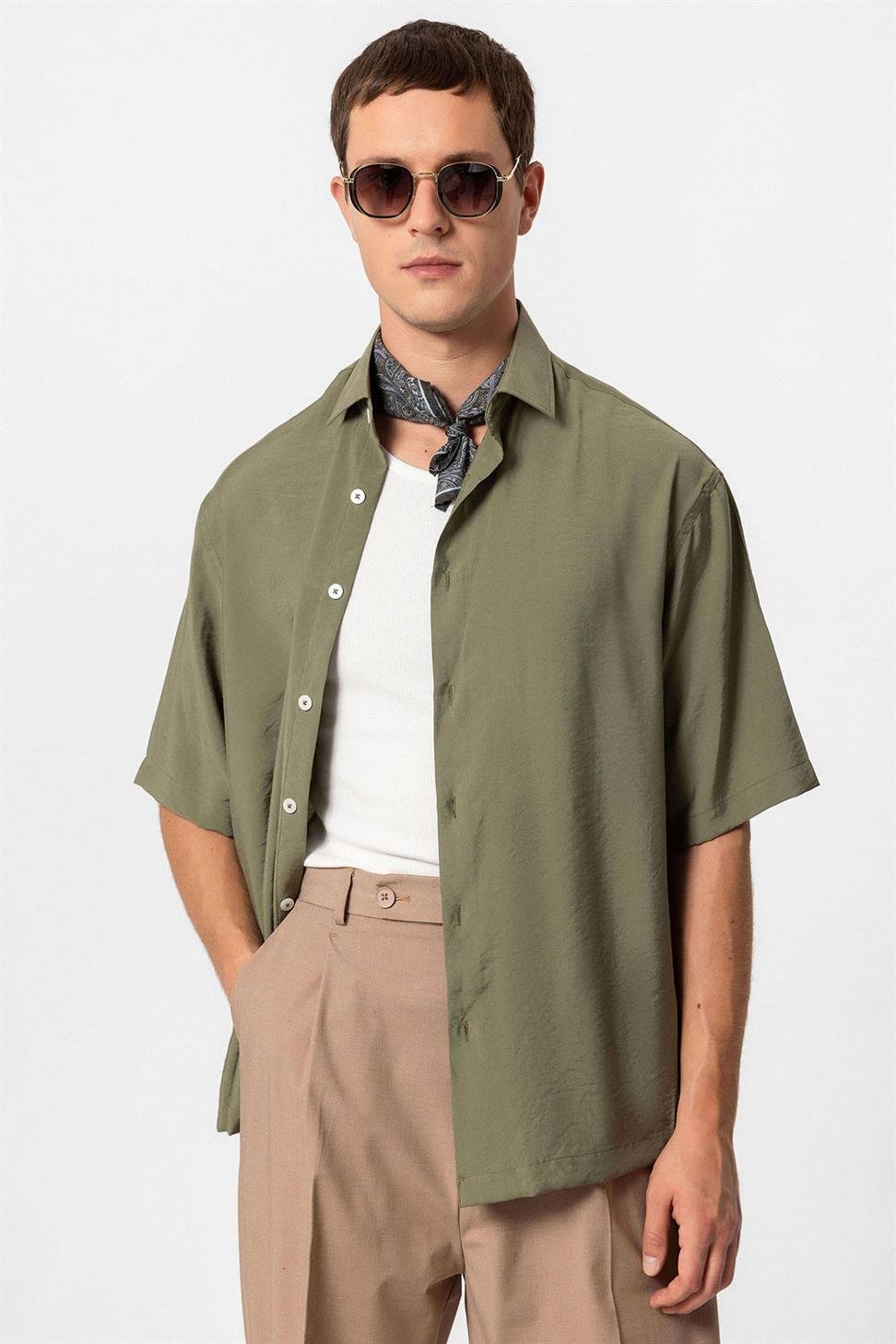 قميص رجالي بأكمام قصيرة مكشوف الأكمام