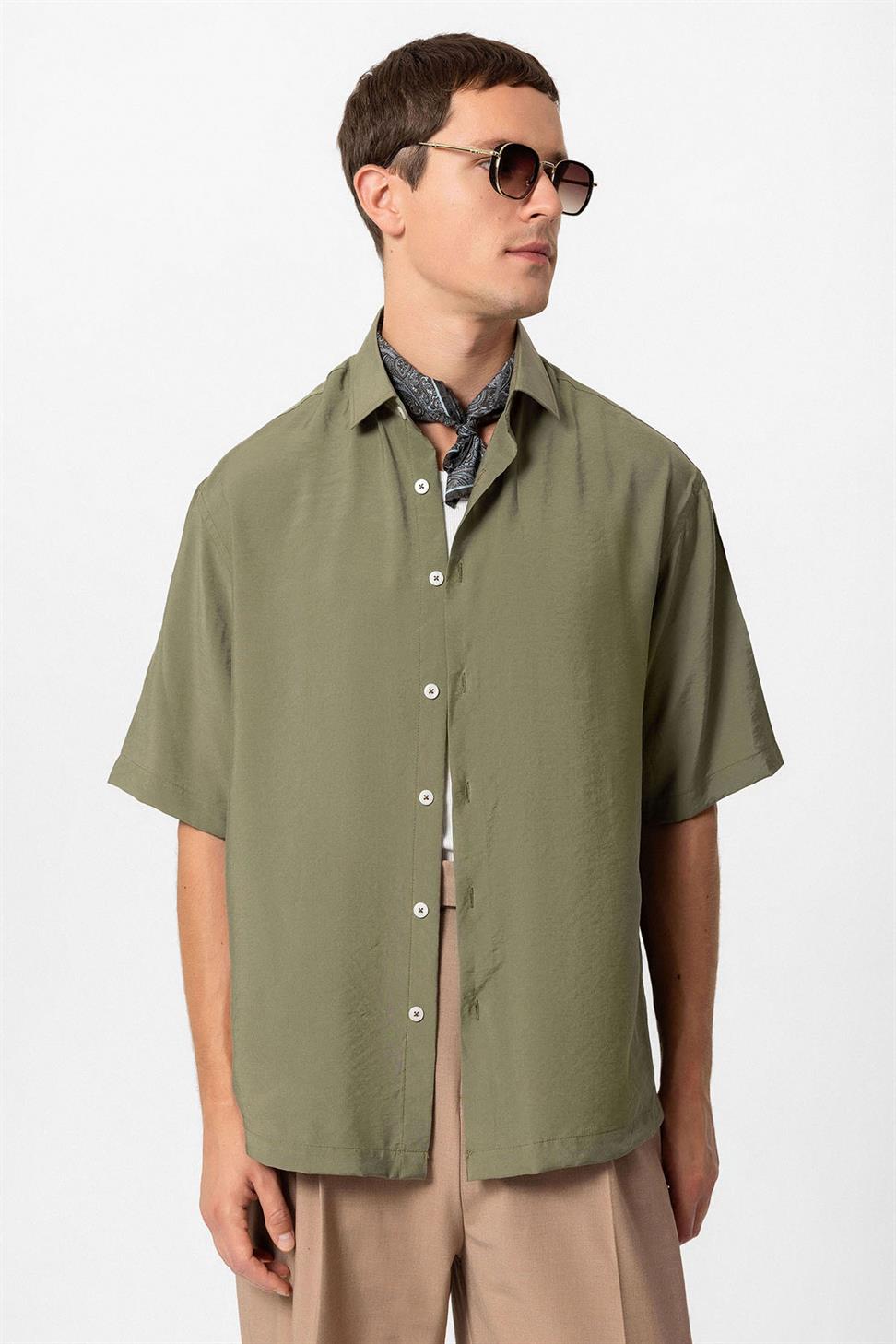 قميص رجالي بأكمام قصيرة مكشوف الأكمام