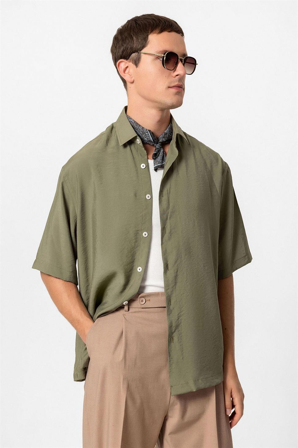 قميص رجالي بأكمام قصيرة مكشوف الأكمام