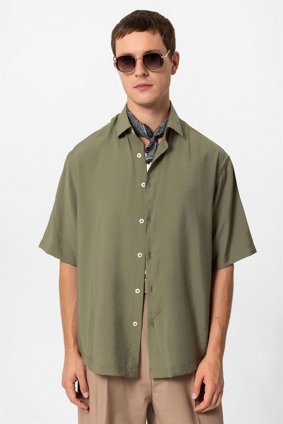 قميص رجالي بأكمام قصيرة مكشوف الأكمام