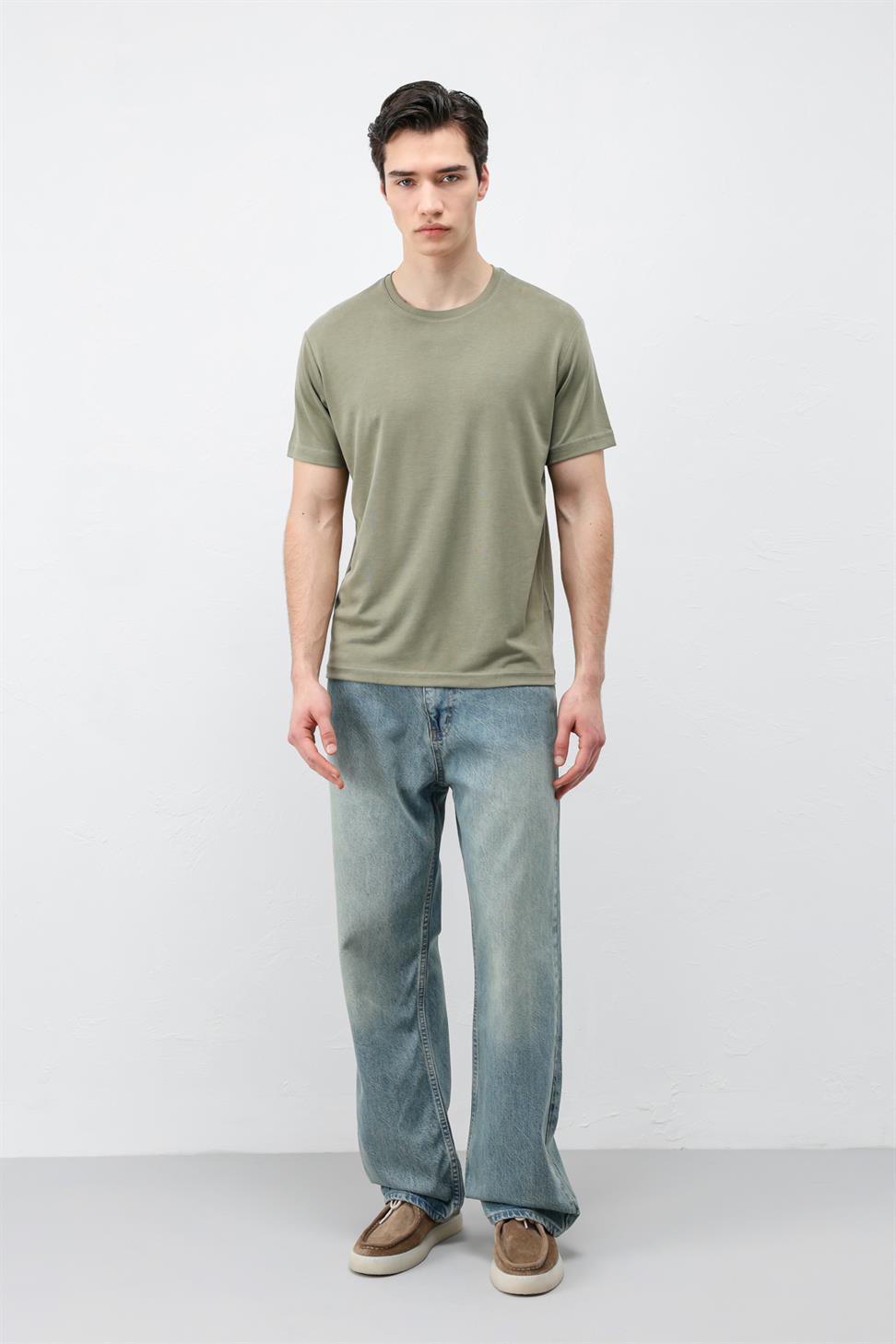 تي شيرت رجالي من نسيج تقني مودال بقصّة عادية