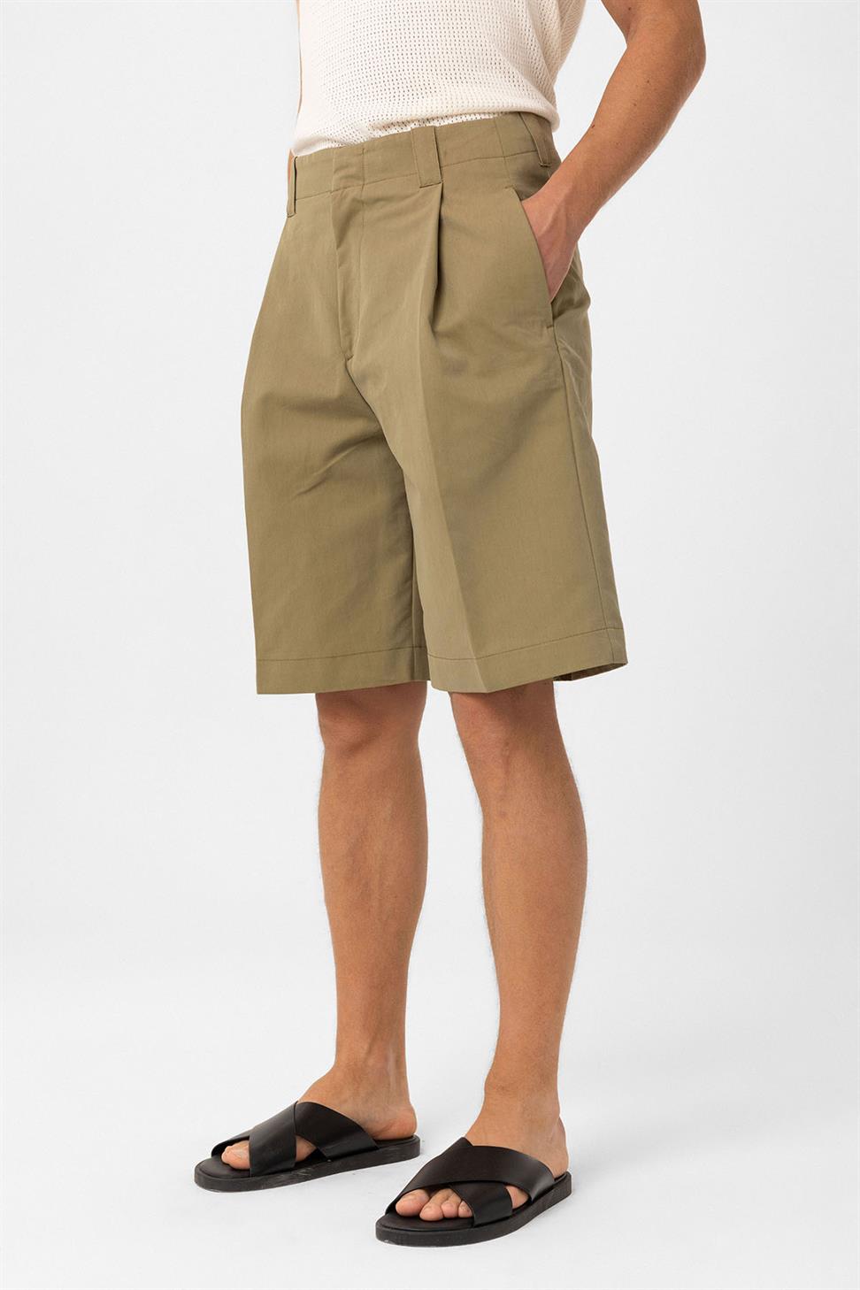 شورت برمودا رجالي مريح بخصر عالٍ وطيّات