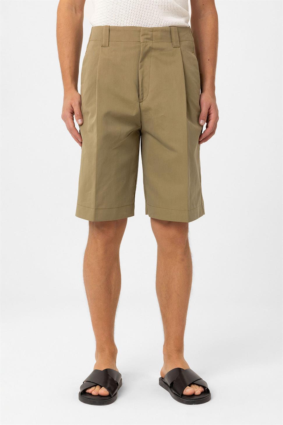 شورت برمودا رجالي مريح بخصر عالٍ وطيّات