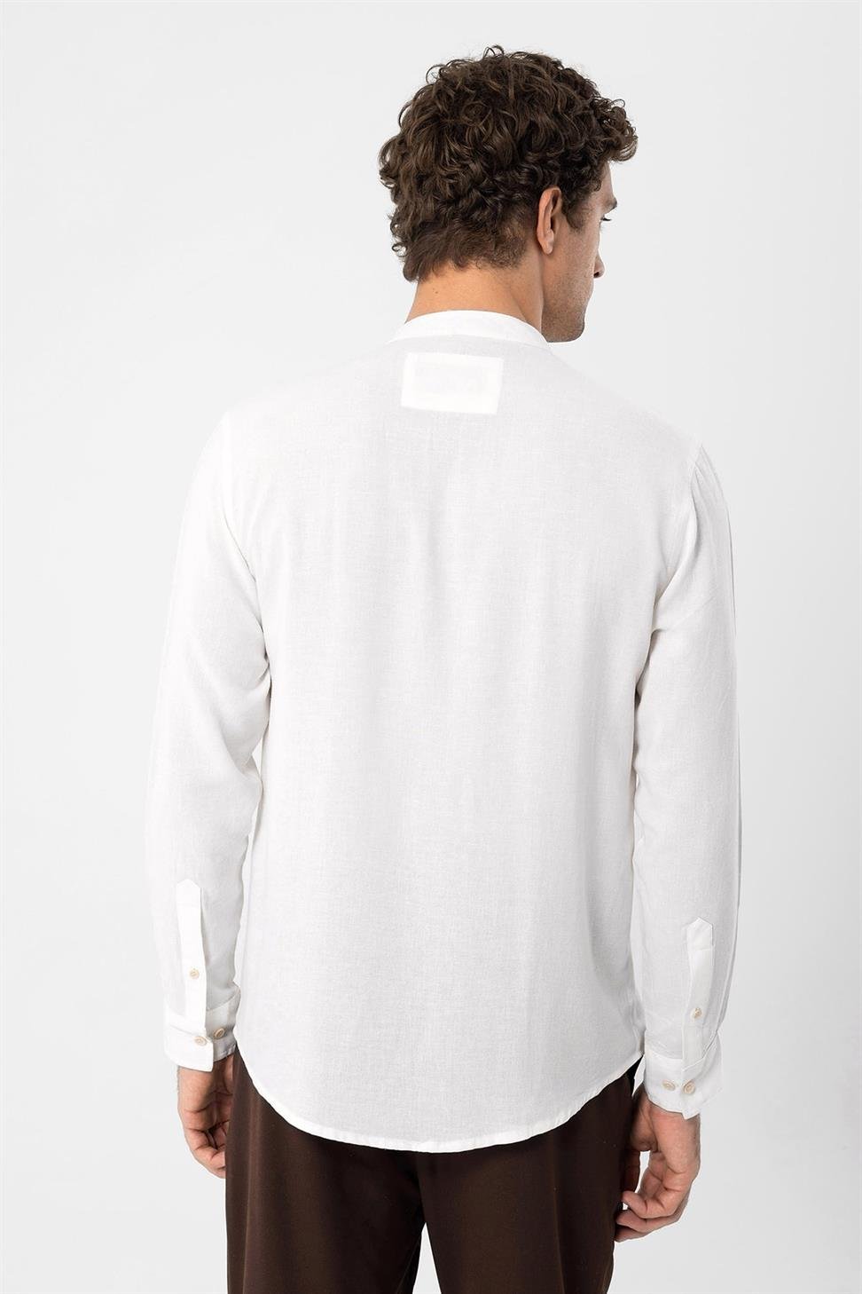 قميص رجالي بياقة القاضي