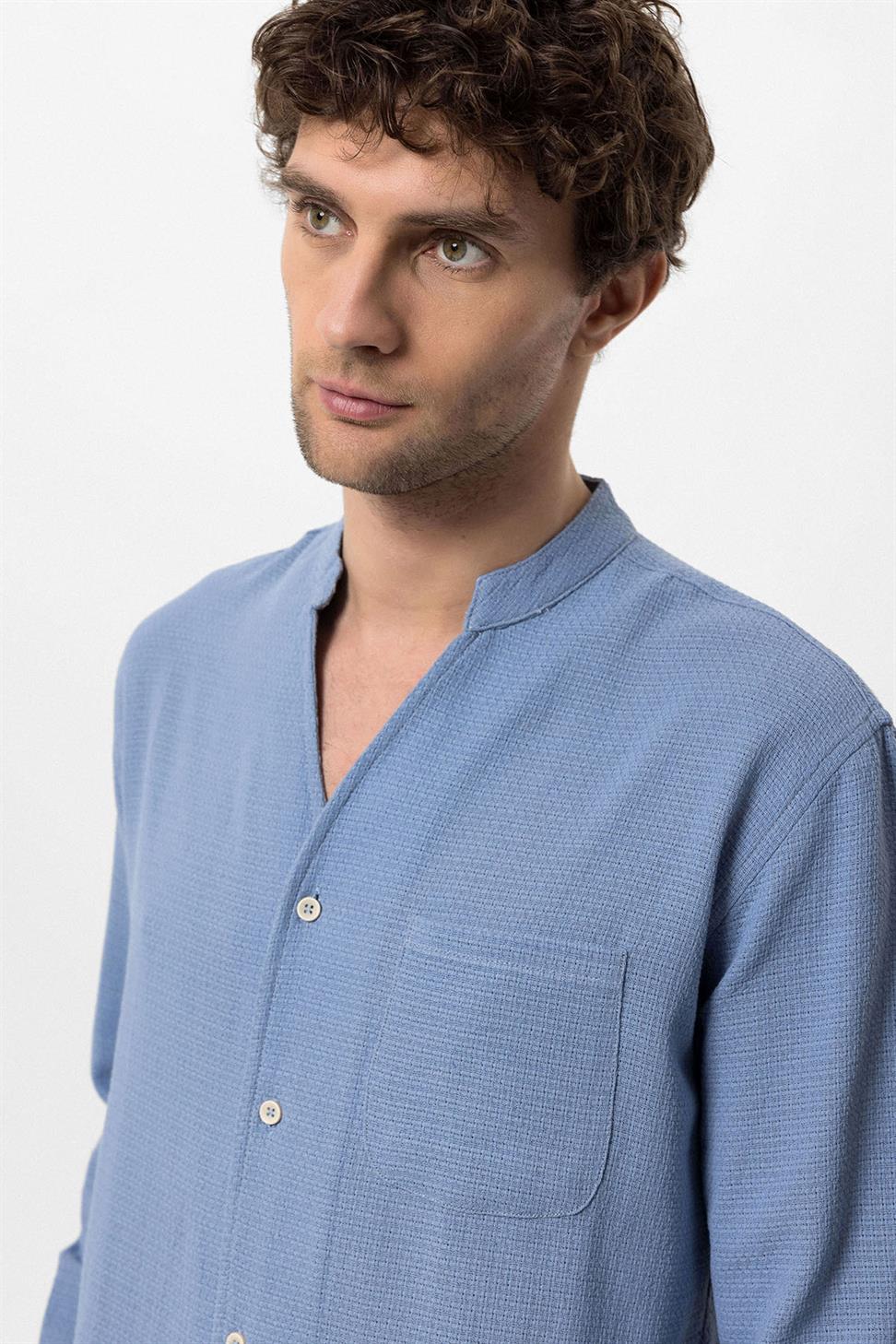قميص رجالي محبوك بياقة القاضي
