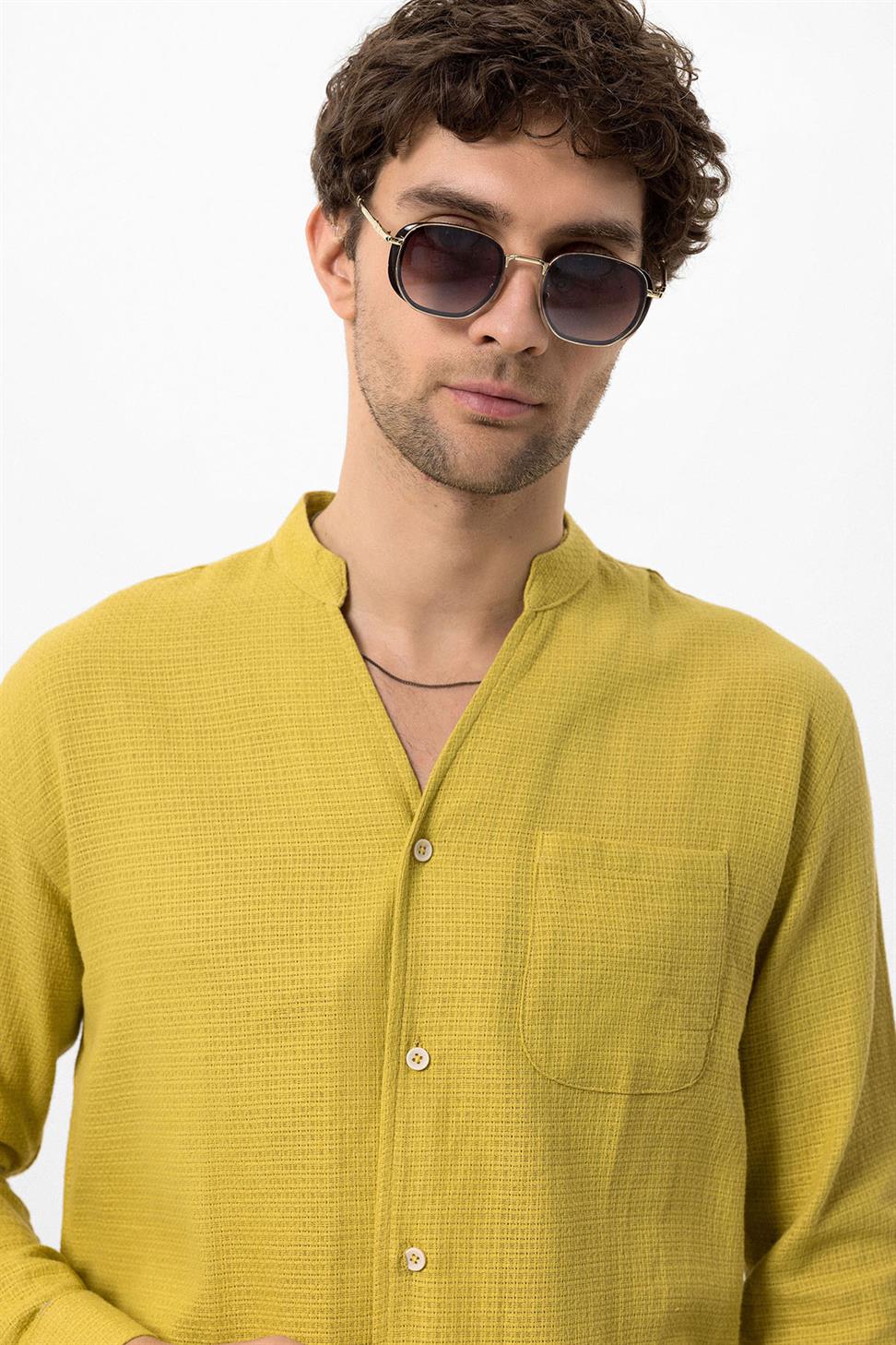قميص رجالي محبوك بياقة القاضي