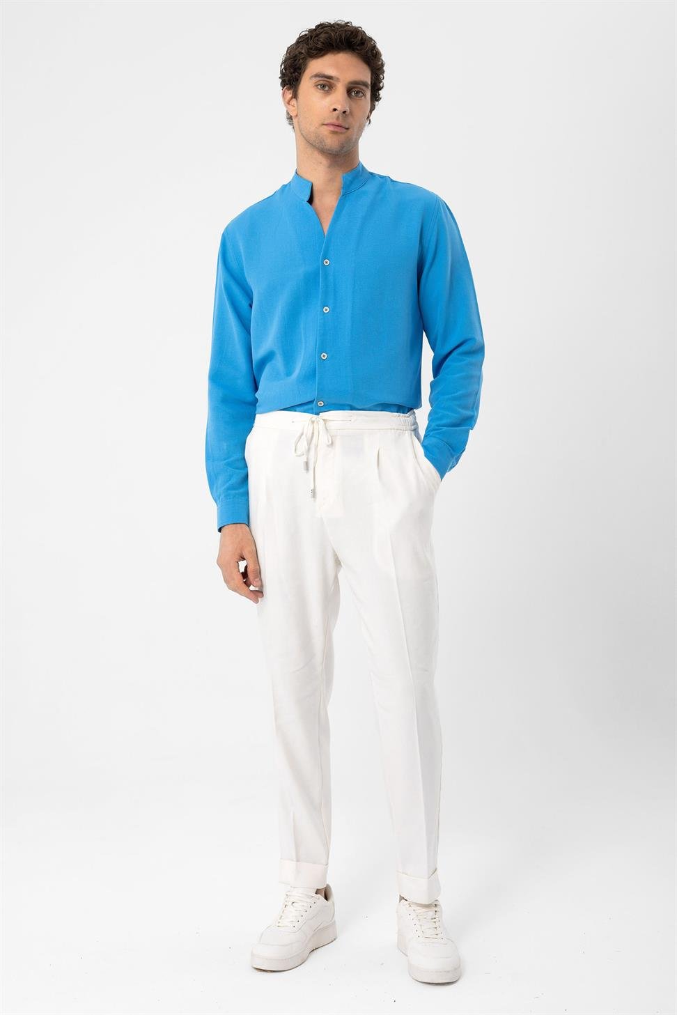 قميص رجالي بأكمام طويلة وياقة القاضي