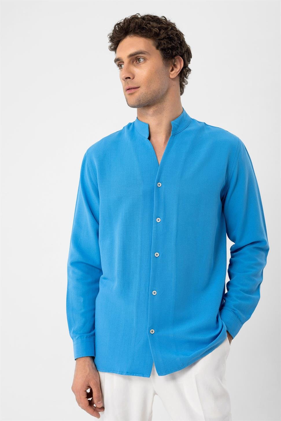 قميص رجالي بأكمام طويلة وياقة القاضي