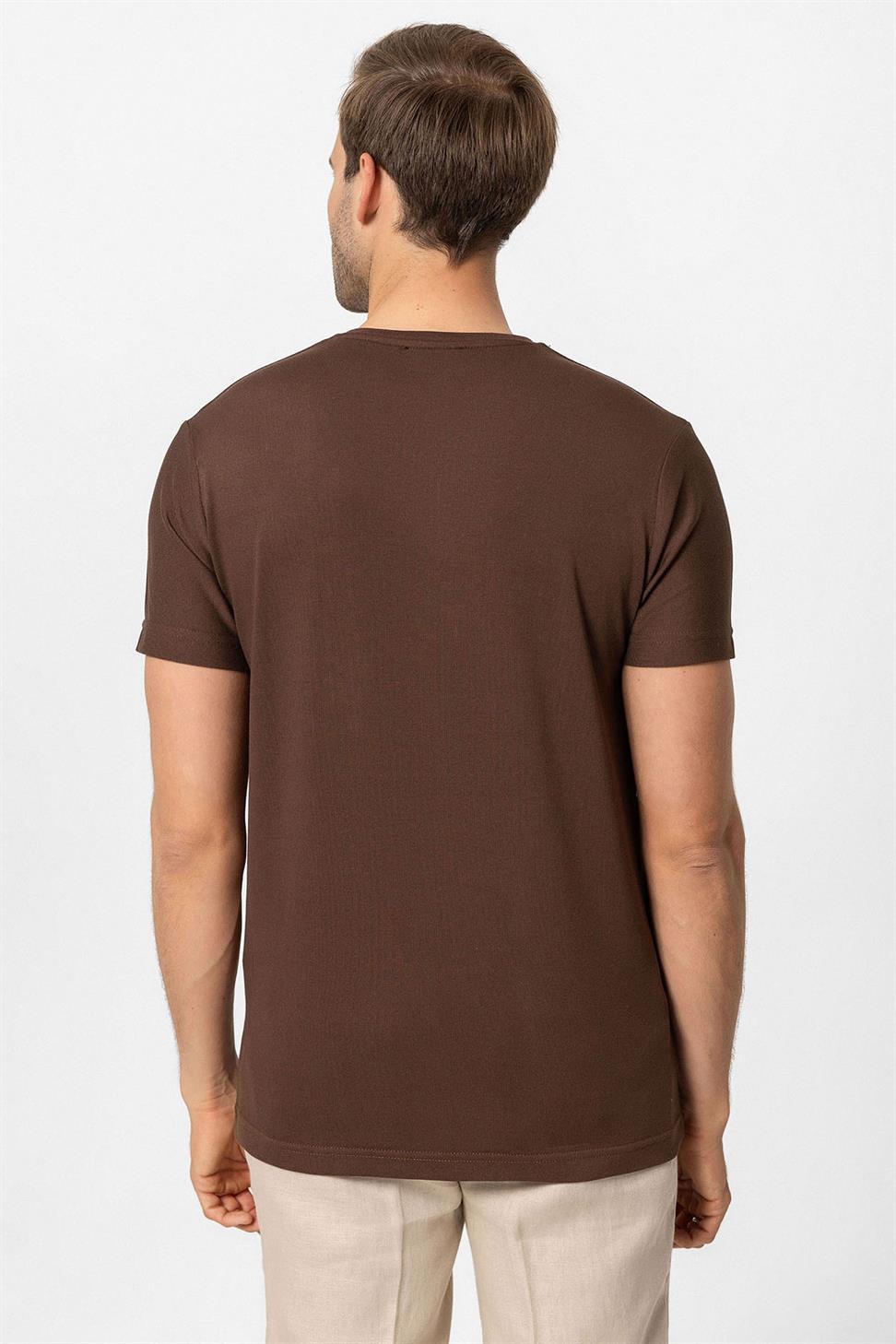 تي شيرت رجالي أساسي برقبة على شكل حرف V