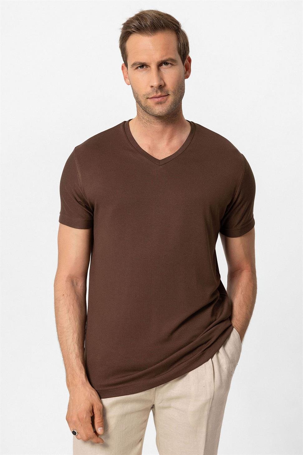 تي شيرت رجالي أساسي برقبة على شكل حرف V