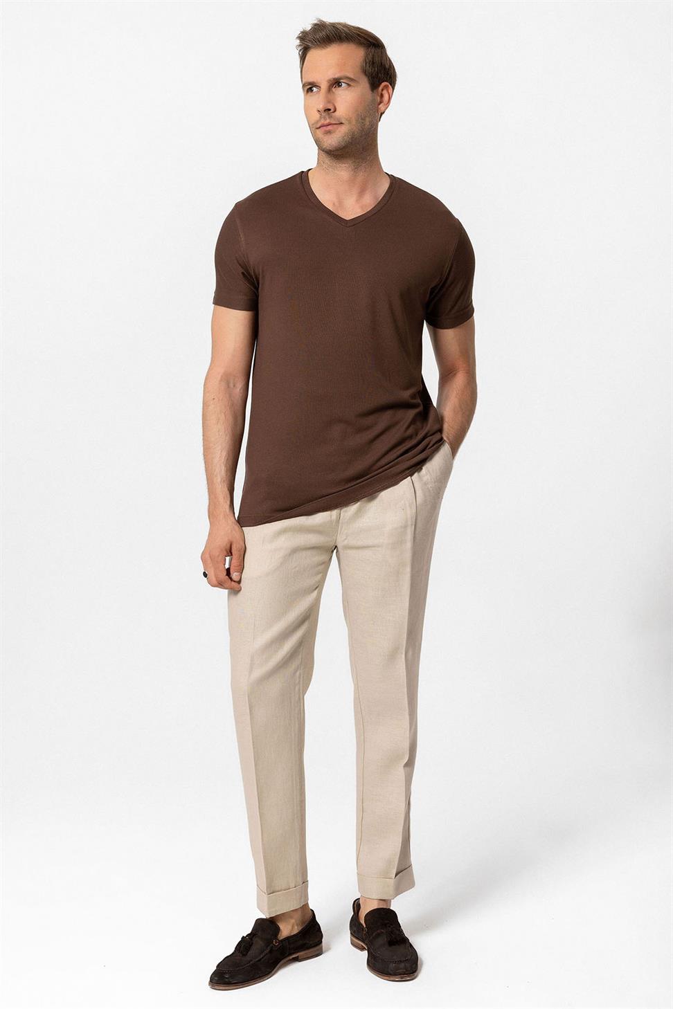 تي شيرت رجالي أساسي برقبة على شكل حرف V