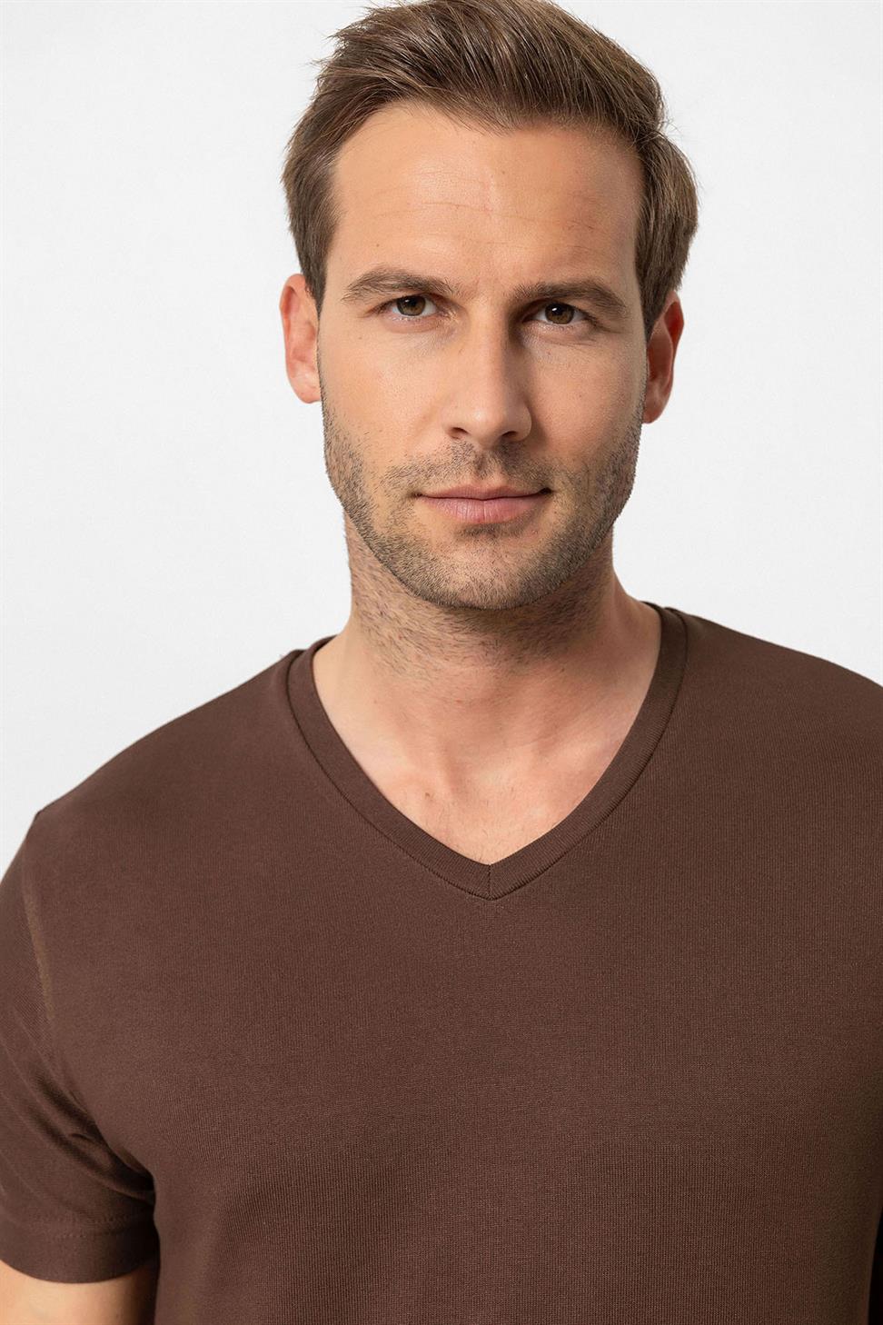 تي شيرت رجالي أساسي برقبة على شكل حرف V