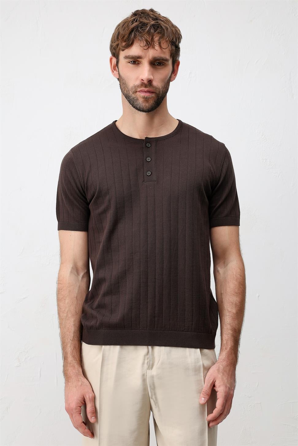 تي شيرت رجالي محبوك بنسيج مزخرف