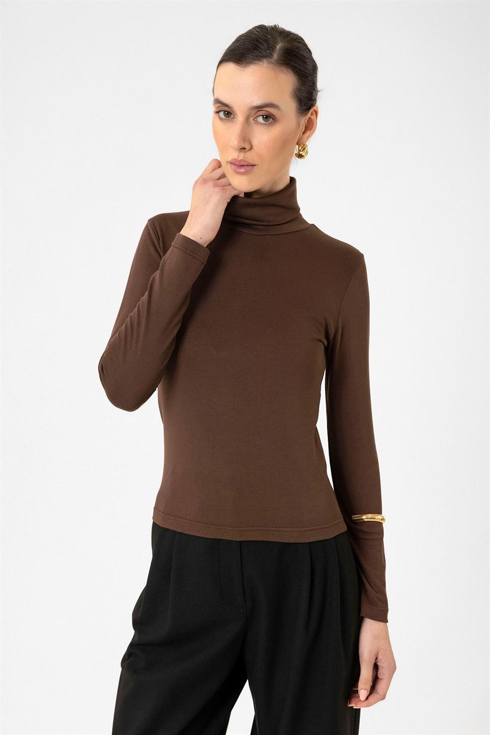 سترة نسائية محبوكة بياقة عالية