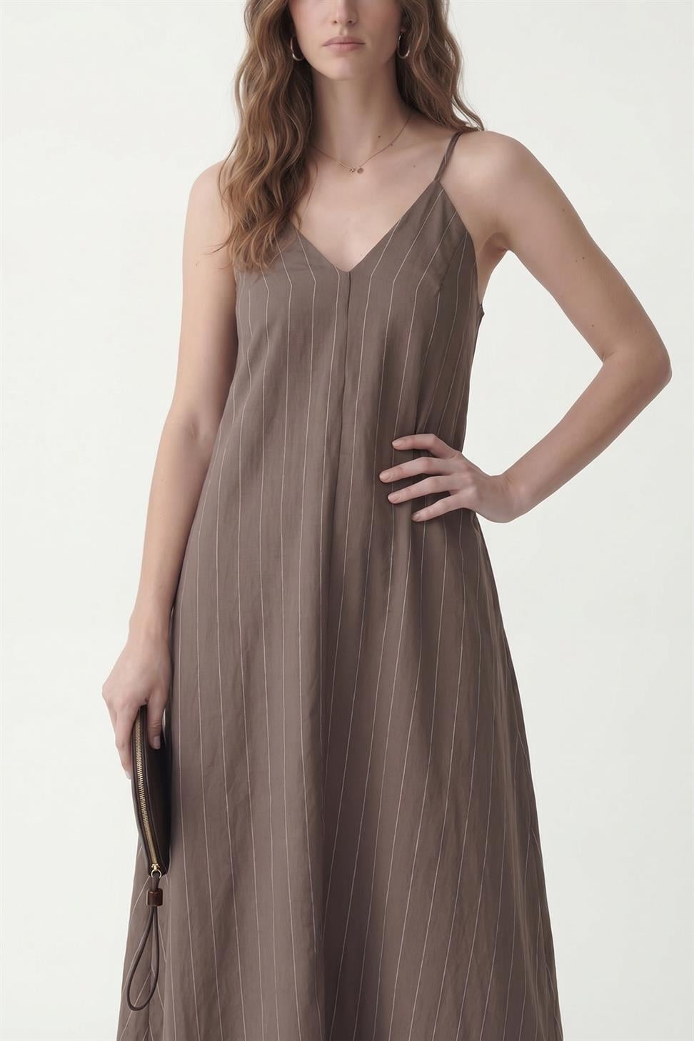 فستان نسائي مخطط من مزيج من الأقمشة