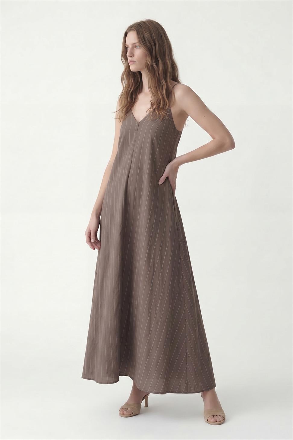 فستان نسائي مخطط من مزيج من الأقمشة