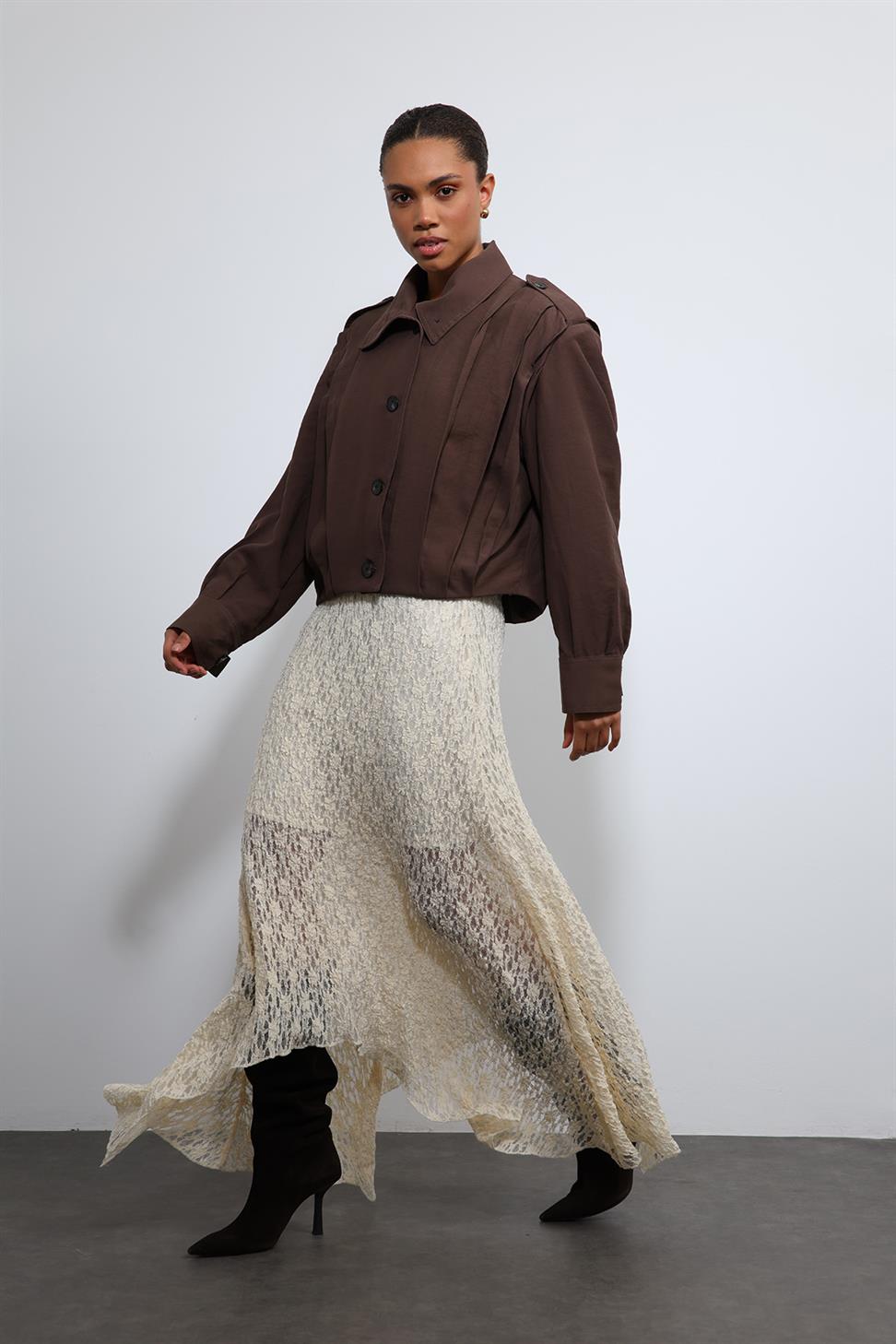 معطف بياقة مرتفعة ومفصلة