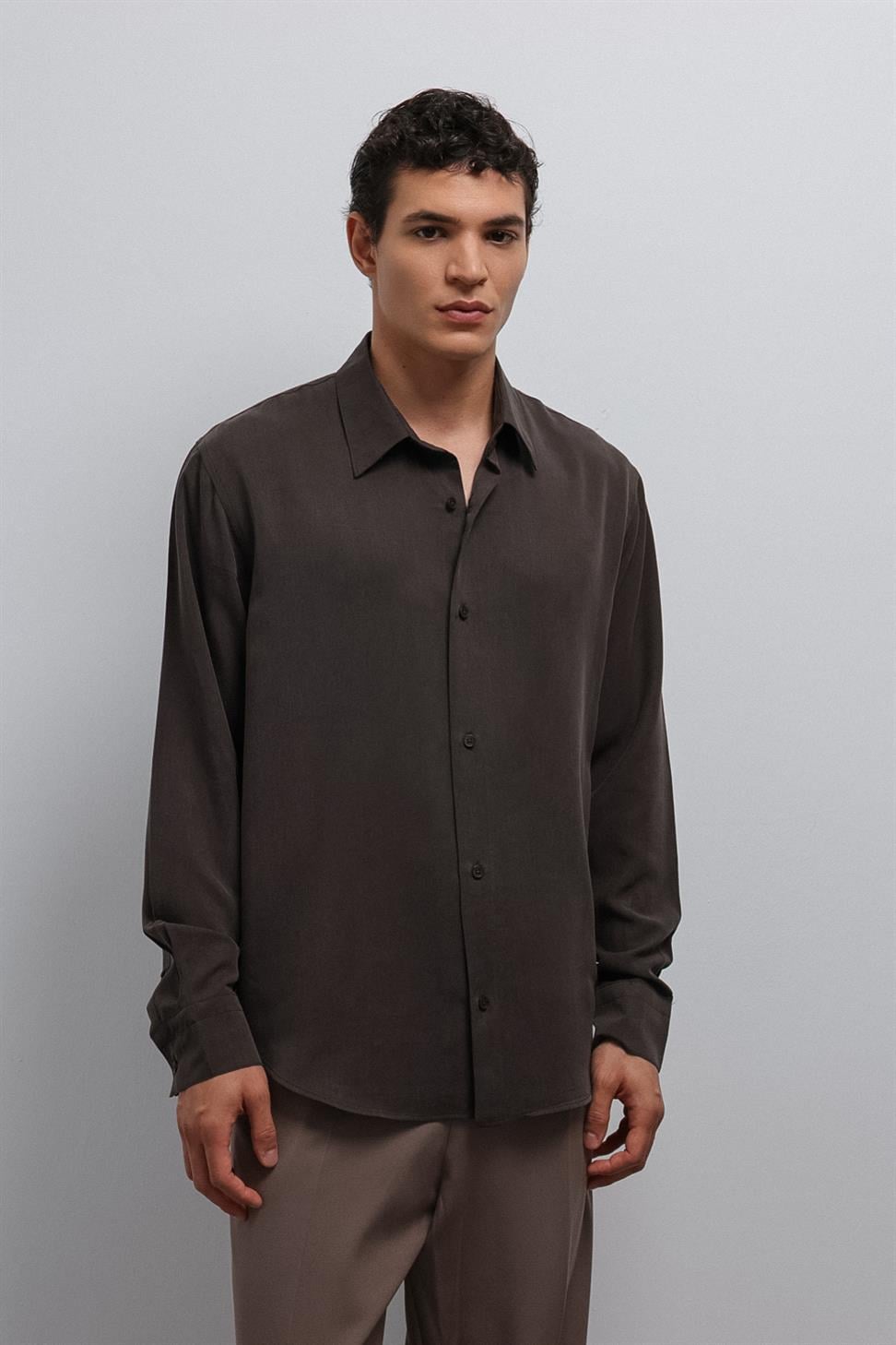 قميص تقني بقصّة عادية للرجال