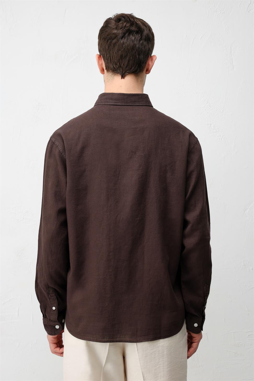 قميص رجالي قطني بأزرار عند الياقة