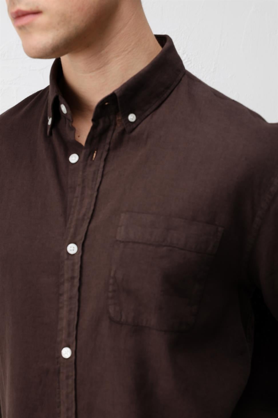 قميص رجالي قطني بأزرار عند الياقة