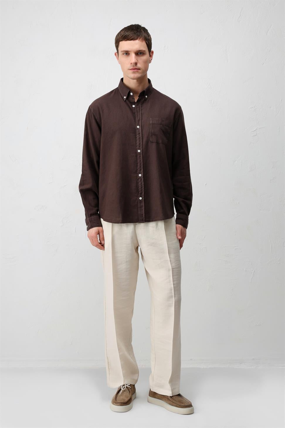 قميص رجالي قطني بأزرار عند الياقة