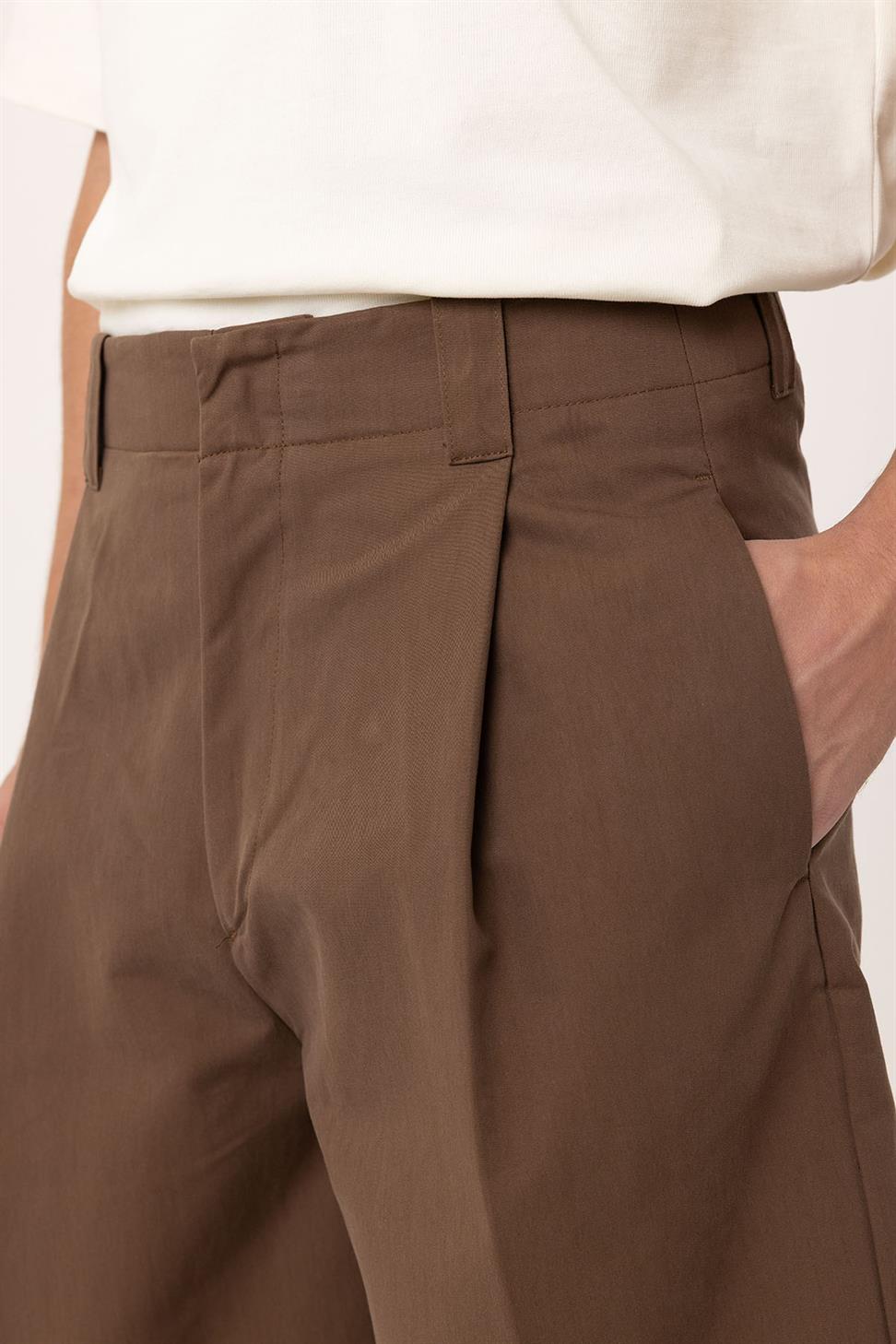 شورت برمودا رجالي مريح بخصر عالٍ وطيّات