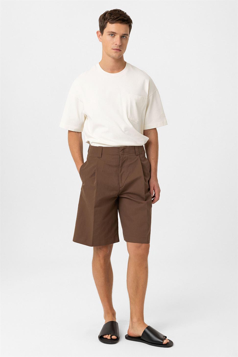 شورت برمودا رجالي مريح بخصر عالٍ وطيّات