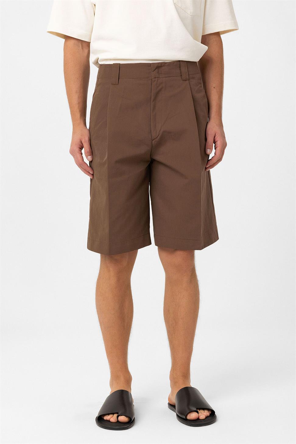 شورت برمودا رجالي مريح بخصر عالٍ وطيّات