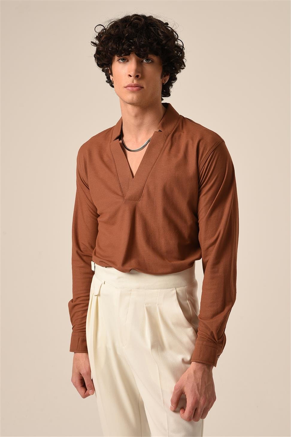 اقتصاص قميص الرجل الخامس الرقبة طويلة الأكمام