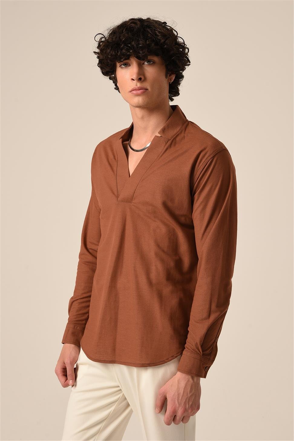 اقتصاص قميص الرجل الخامس الرقبة طويلة الأكمام