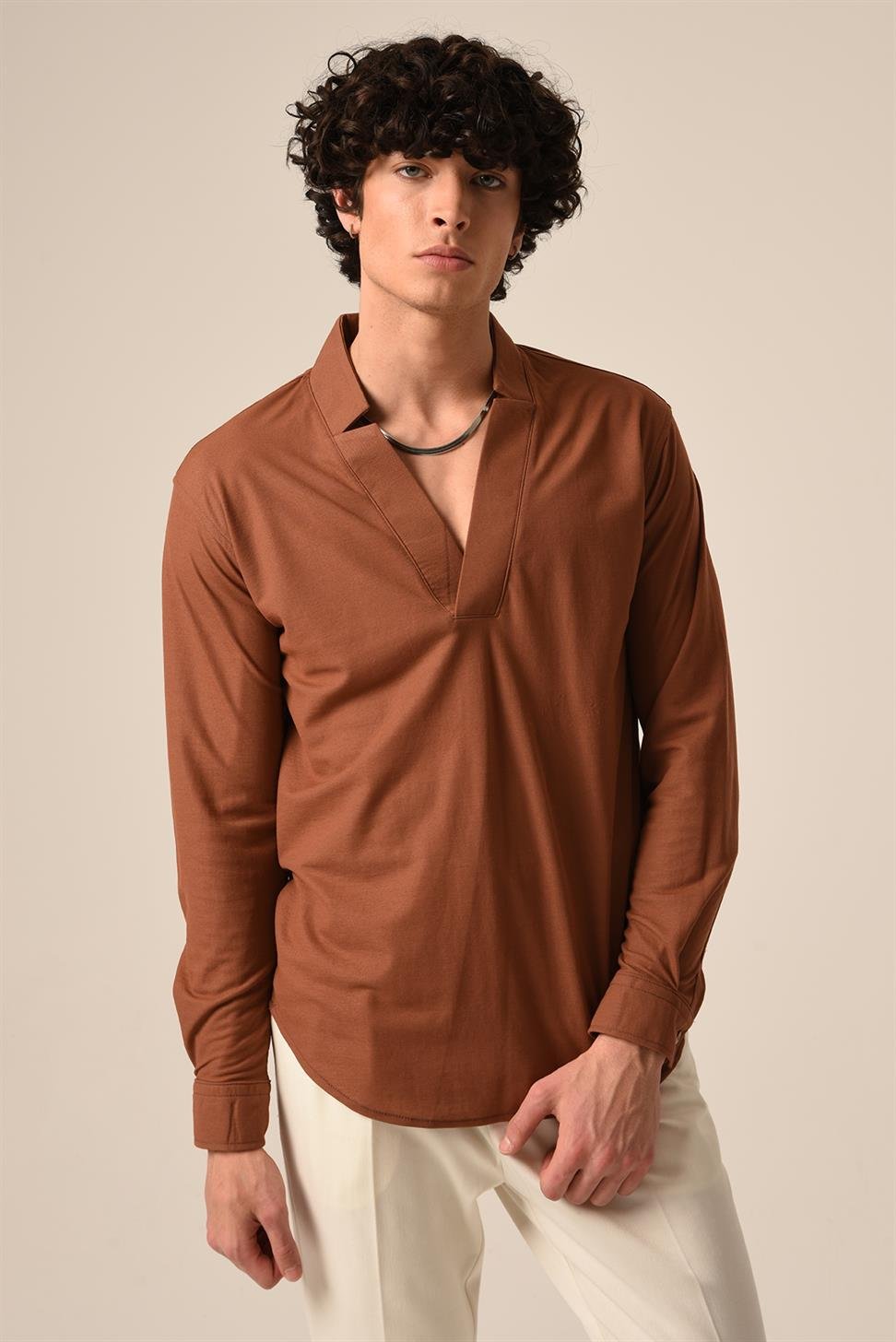 اقتصاص قميص الرجل الخامس الرقبة طويلة الأكمام