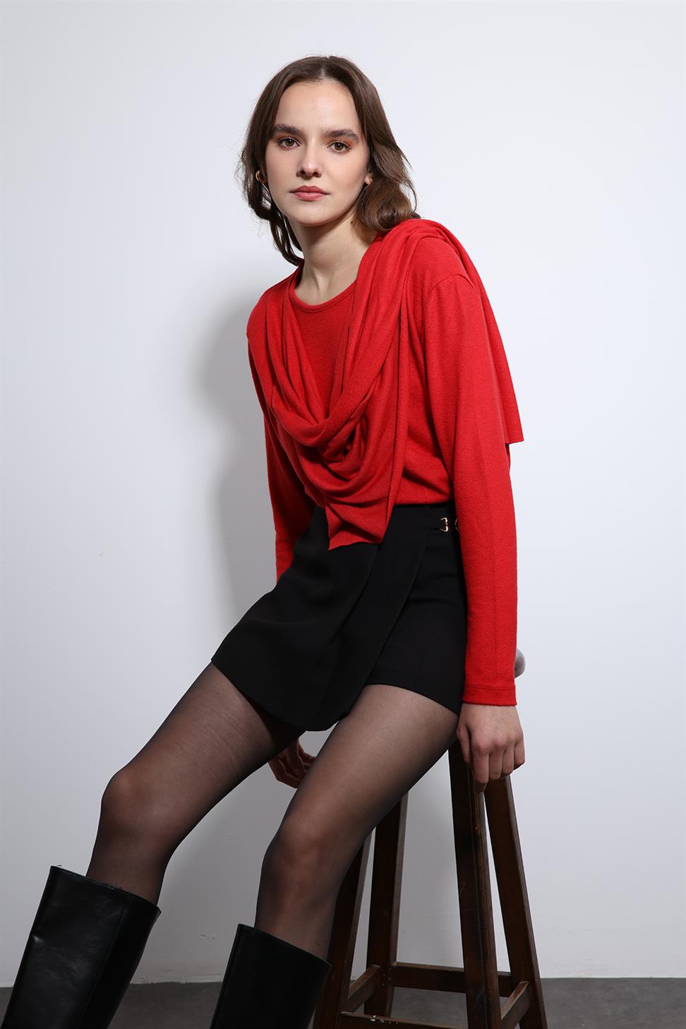 بلوزة مزينة بشال