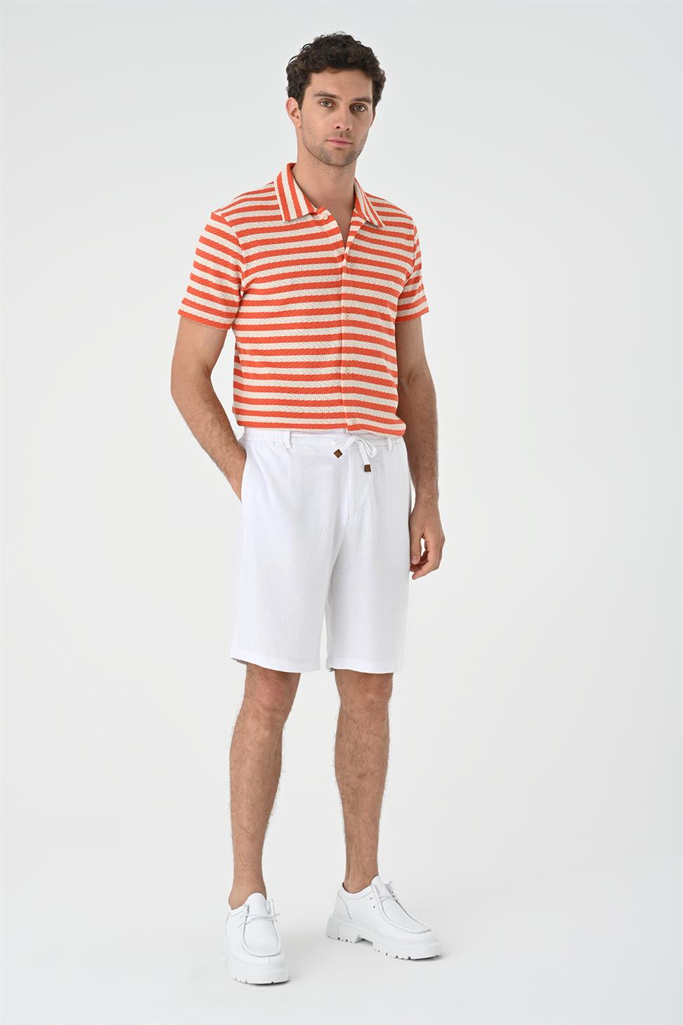 قميص تريكو رجالي مخطط بأكمام قصيرة