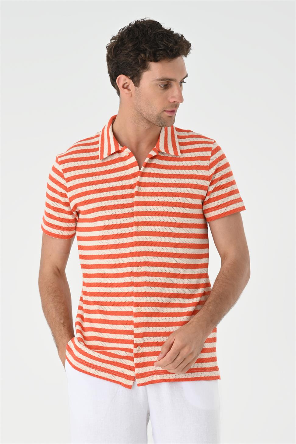 قميص تريكو رجالي مخطط بأكمام قصيرة