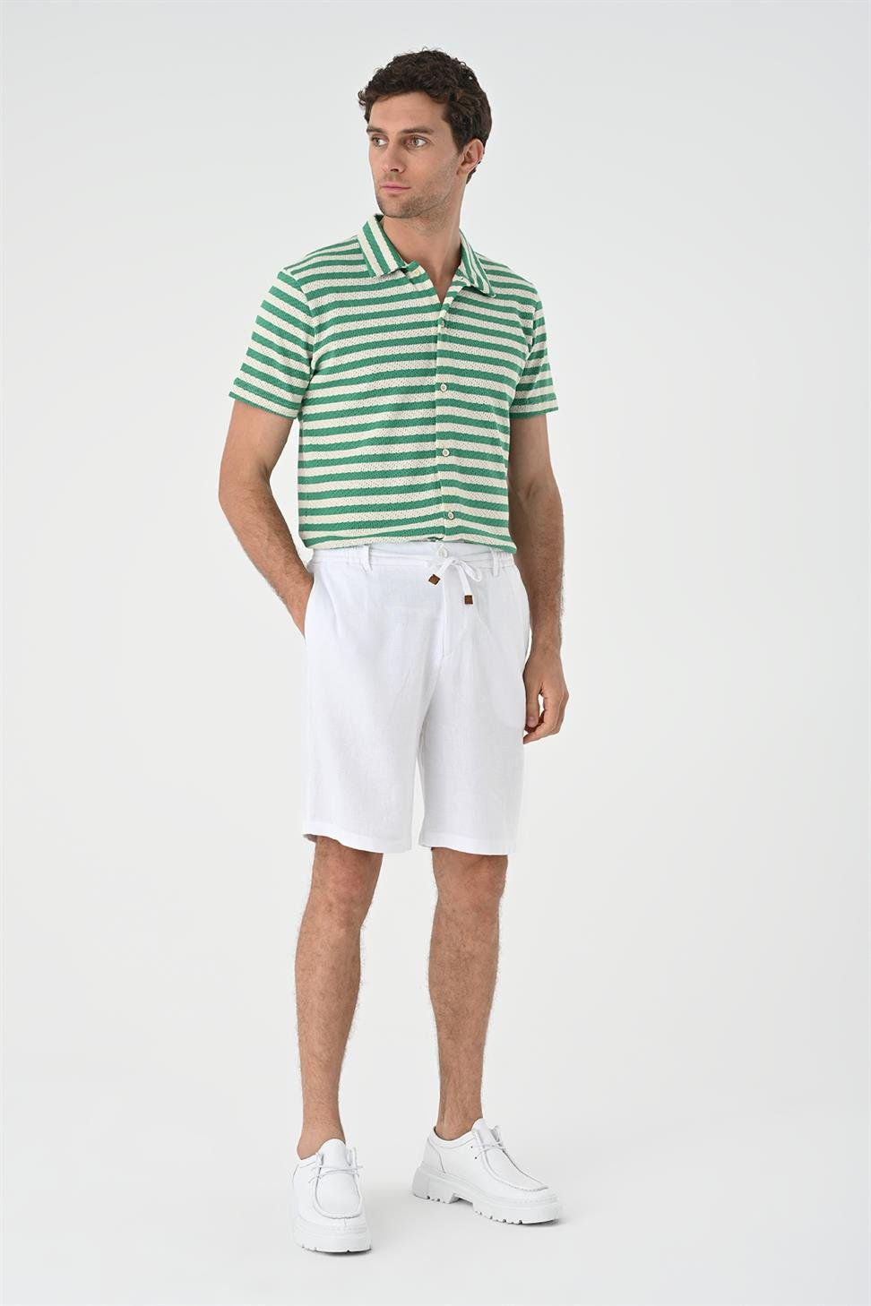 قميص تريكو رجالي مخطط بأكمام قصيرة