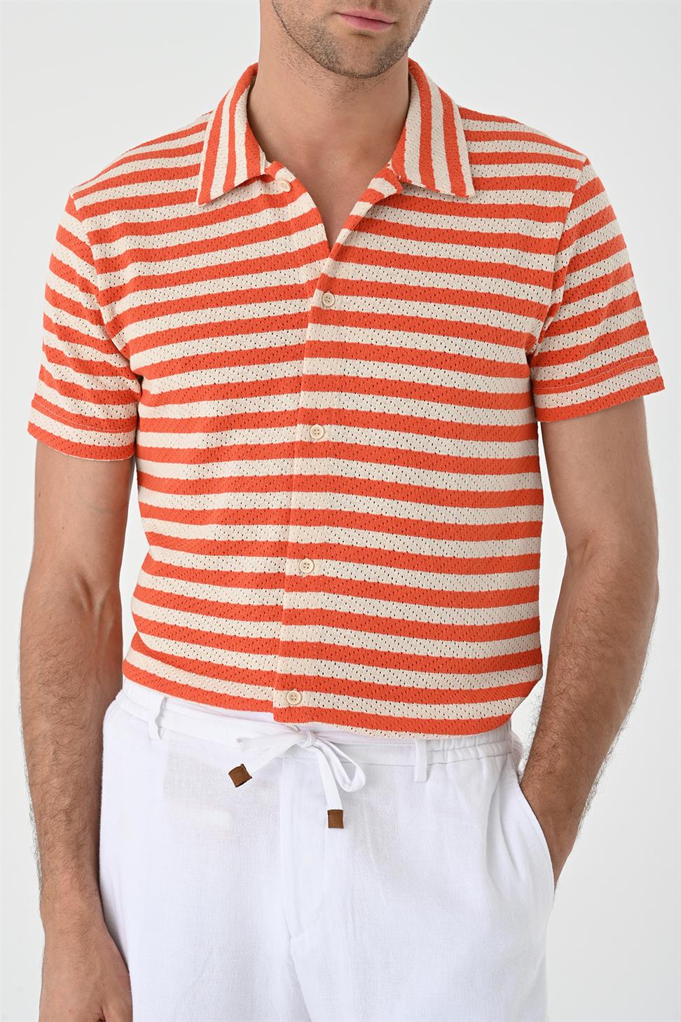 قميص تريكو رجالي مخطط بأكمام قصيرة