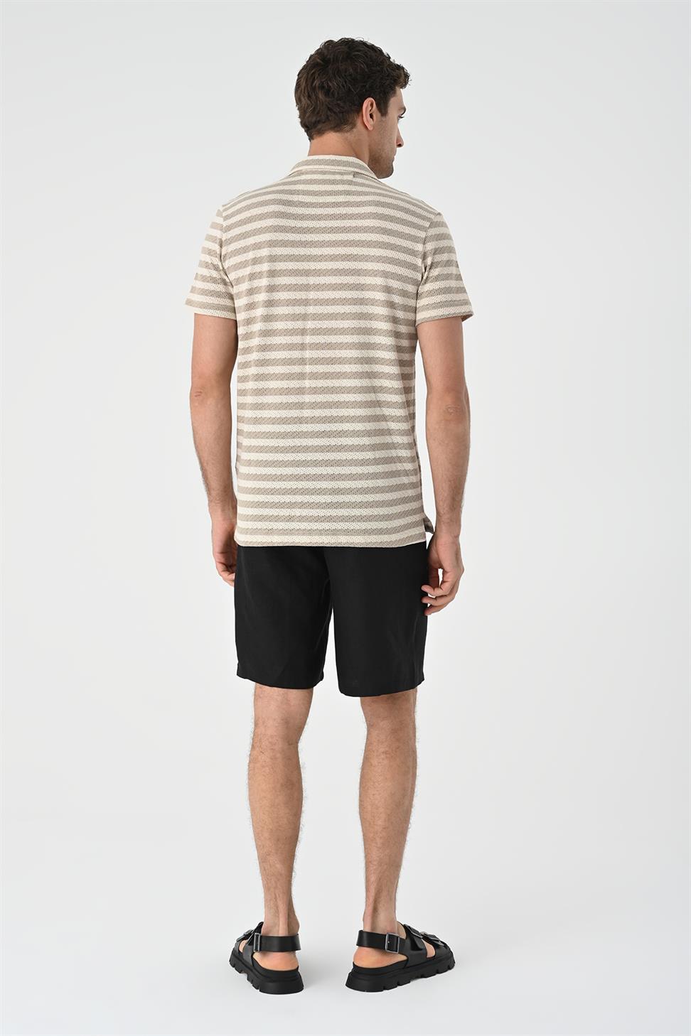 قميص تريكو رجالي مخطط بأكمام قصيرة