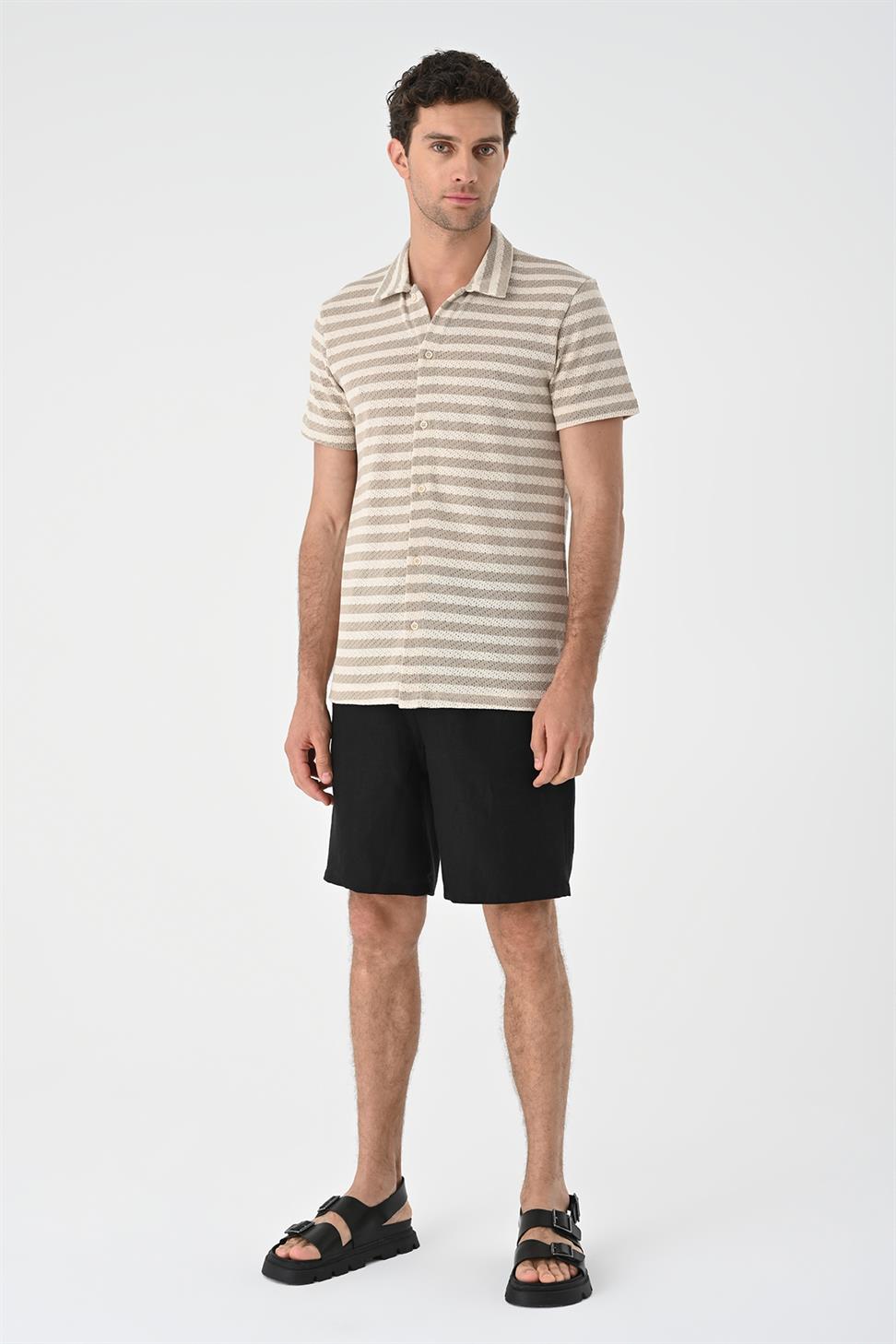 قميص تريكو رجالي مخطط بأكمام قصيرة