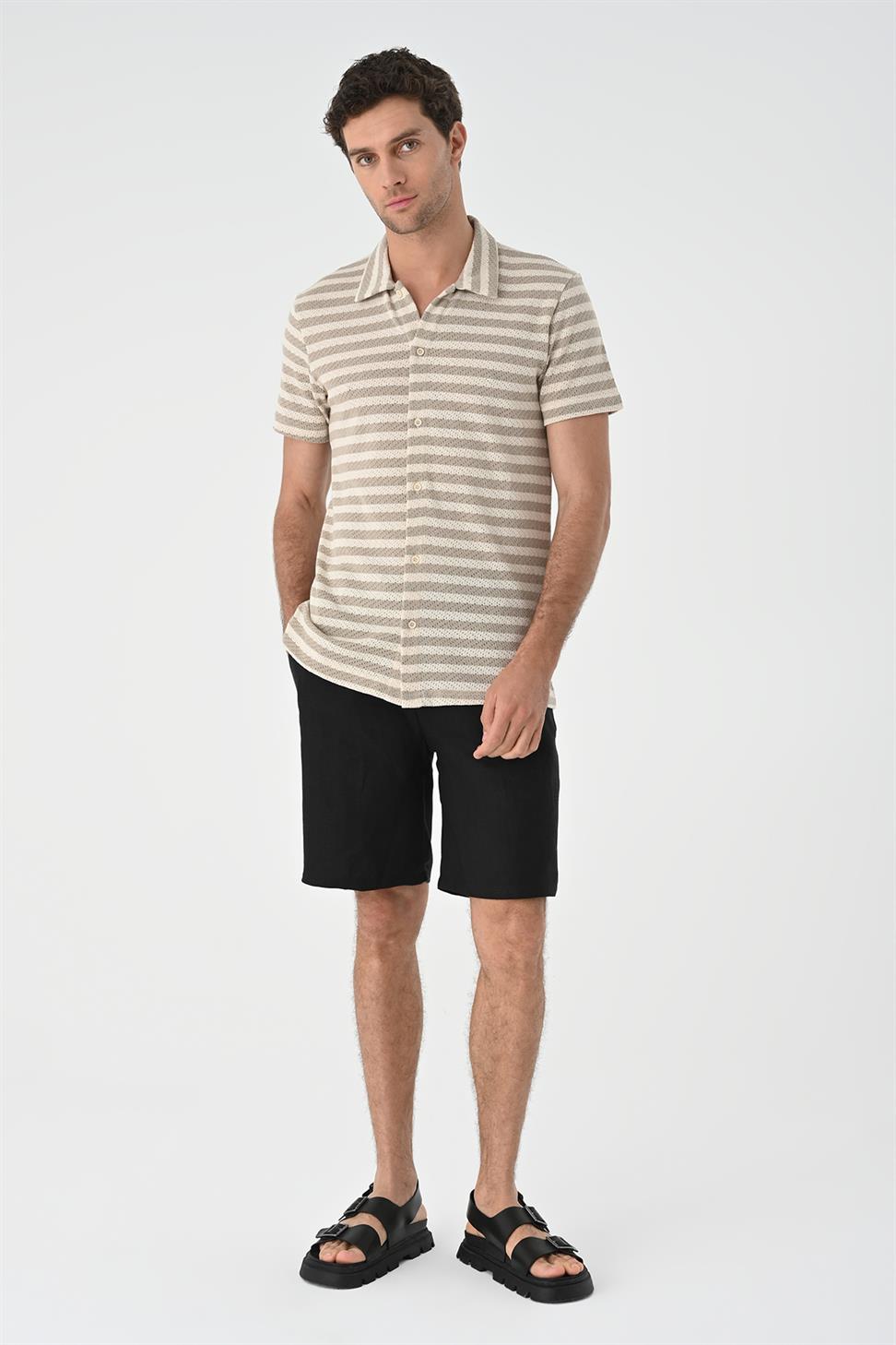 قميص تريكو رجالي مخطط بأكمام قصيرة