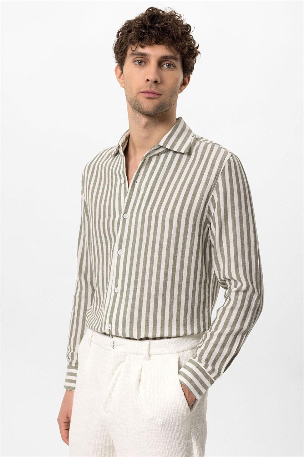 قميص رجالي مخطط بلون مغاير