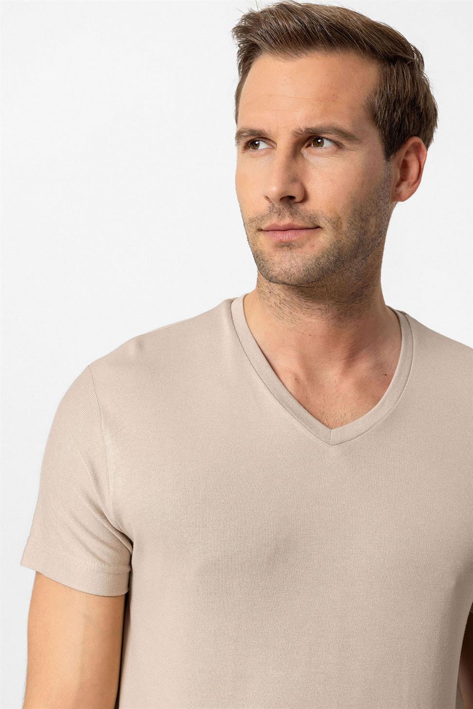 تي شيرت رجالي أساسي برقبة على شكل حرف V