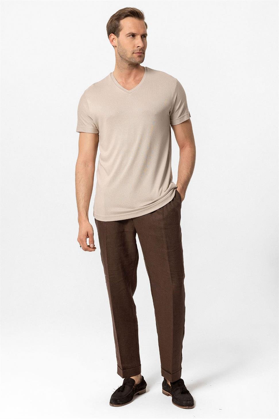 تي شيرت رجالي أساسي برقبة على شكل حرف V